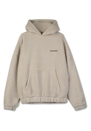 Beige fleece pullover hoodie met een voorzak, elastische zoom en manchetten. Heeft een klein zwart logo op de borst. Zachte textuur.