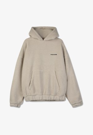 Beige fleece pullover hoodie met een voorzak, elastische zoom en manchetten. Heeft een klein zwart logo op de borst. Zachte textuur.