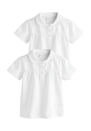 To hvide polo-shirts med korte ærmer, afrundede kraver og knapstolper, med syet smock detaljer på brystet.