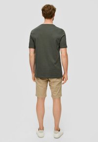 s.Oliver MIT GROSSEM LABEL - T-shirt print - olivgrün