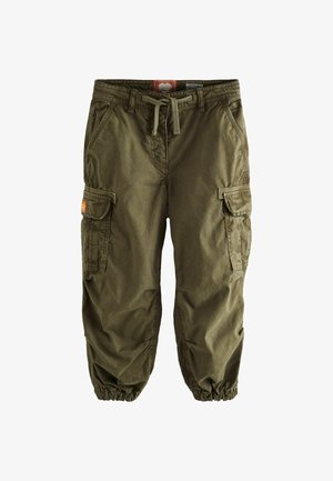 Olivgrüne Cargo-Hose aus weichem Material, mit elastischen Bündchen, zwei Seitentaschen und Cargo-Taschen mit sichtbarem Markenlabel.