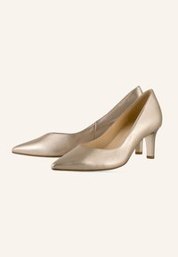 Escarpins en cuir métallisé doré avec un design à bout pointu, un petit talon bloc et une texture lisse et brillante.