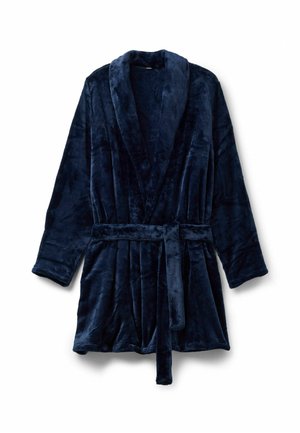 Tmavě modrý plyšový župan se šálovým límcem, dlouhými rukávy, pásem na zavazování a kapsami v pase; měkká textura s hladkým povrchem.