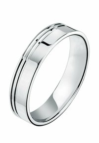 Polerad silverring med två parallella spår som löper runt dess omkrets mot en vit bakgrund.