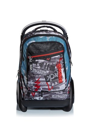 Mochila con trolley con diseño de graffiti en negro, gris y rojo, y mezclilla, bolsillo frontal de malla, cremallera roja y ruedas negras sobre un fondo blanco.