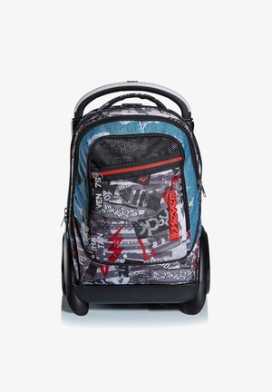 Sac à dos trolley avec design graffiti en noir, gris, rouge et denim, poche avant en mesh, fermeture éclair rouge et roues noires sur fond blanc.