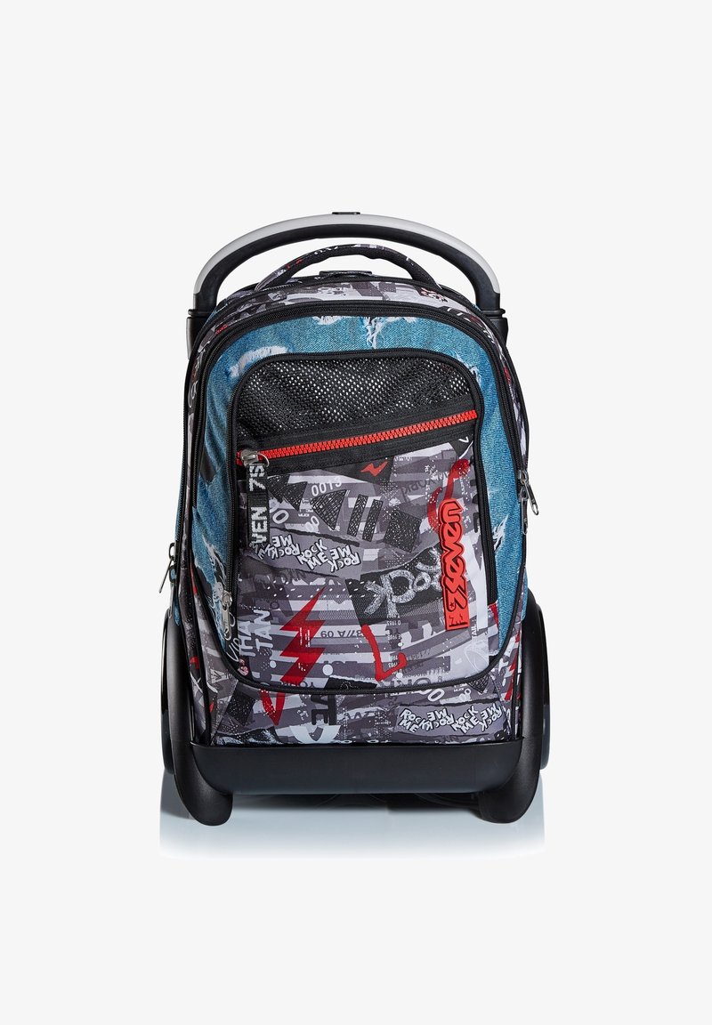 Plecak na kółkach z czarno-szaro-czerwonym wzorem graffiti i denimem, przednia kieszeń z siateczki, czerwony zamek błyskawiczny oraz czarne kółka na białym tle.