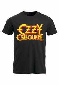 Sort bomulds T-shirt med fed rød og gul "OZZY OSBOURNE" grafisk tekst i en slående skrifttype. Korte ærmer og klassisk pasform.