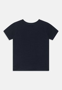 T-shirt a maniche corte di color blu navy realizzata in morbido cotone, con scollatura a girocollo e un design semplice e pulito senza decorazioni.