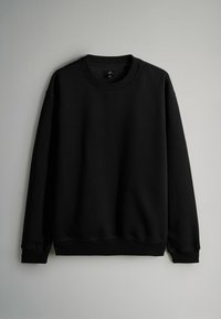 Čierna mikina vyrobená z bavlnenej zmesi. Má okrúhly výstrih, dlhé rukávy a ribované manžety a lem. Bez viditeľných vzorov alebo akcentov.