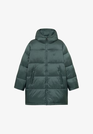 Donkergroene lange pufferjas met een capuchon, een ritssluiting aan de voorkant, twee zijzakken en een klein geborduurd logo op de borst.