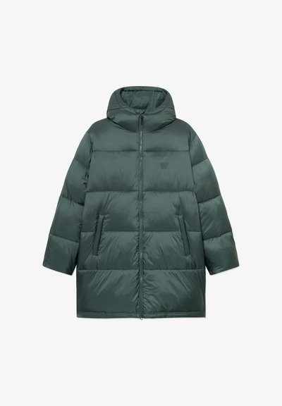 Doudoune longue vert foncé avec capuche, fermeture éclair à l'avant, deux poches latérales et un petit logo brodé sur la poitrine.