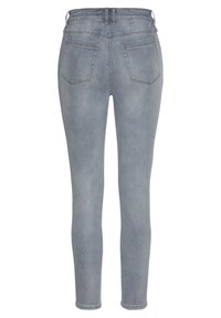 Svetlomodré úzke rifle s hladkou, mierne vyblednutou denimovou textúrou, s vysokým pásom a dvomi zadnými vreckami.