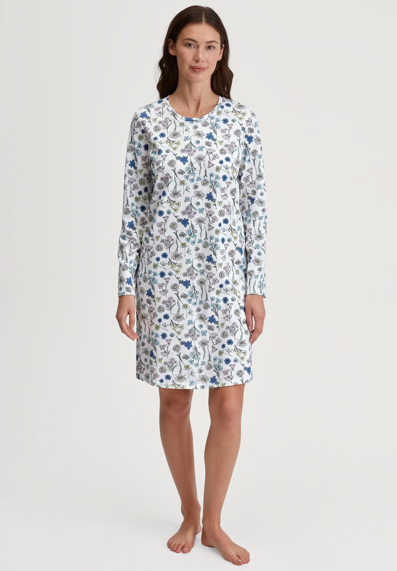 Vestito da notte a maniche lunghe realizzato in tessuto leggero, con uno sfondo bianco e motivi floreali colorati in blu, verde e viola.