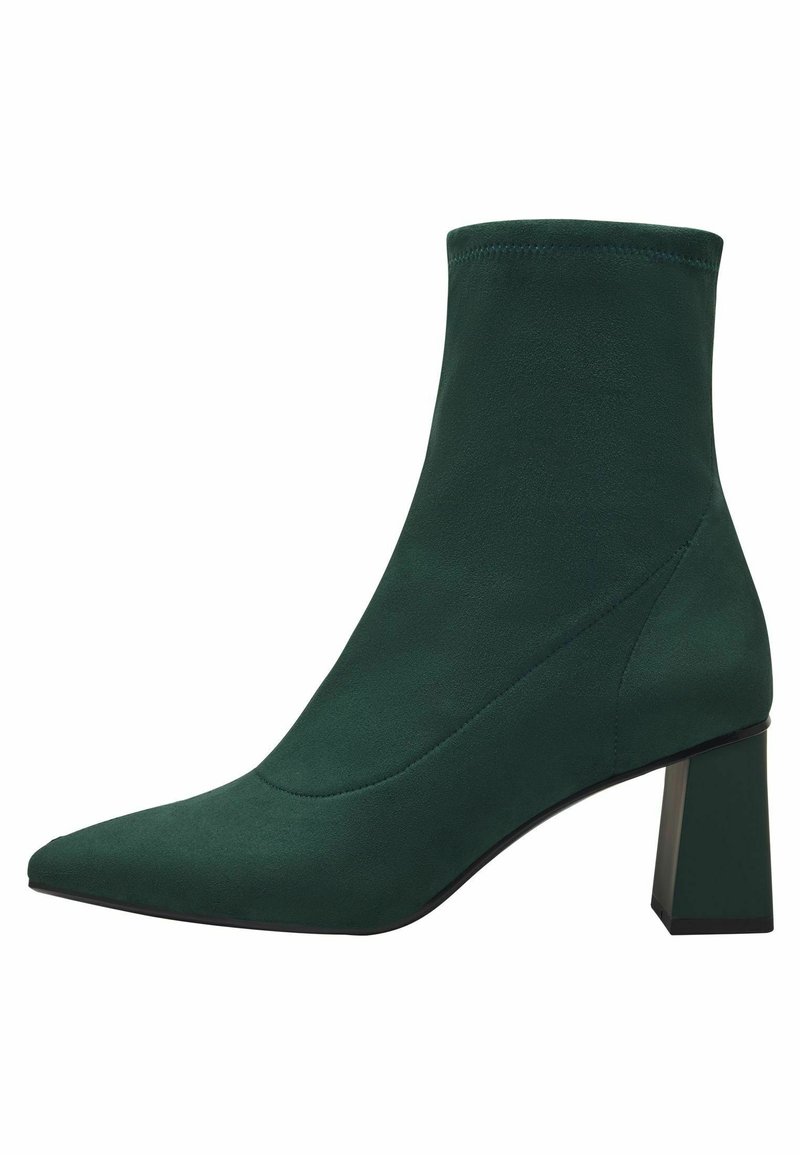 Bottine vert foncé à bout pointu et talon bloc, en tissu lisse, vue de profil latéral sur fond blanc.
