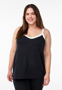 Zwarte tanktop met witte accenten, heeft een V-hals en brede bandjes. Gemaakt van een zachte stof met een losse pasvorm en een rechte zoom.