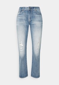 Ljust blå denimjeans med rak skärning, med slitna hål på benen och en klassisk femfickdesign.