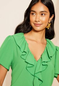 Friends Like These RUFFLE FRONT PUFF SLEEVE REGULAR FIT - Bluse - seersucker lime