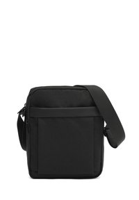 Borsa a tracolla nera realizzata in tessuto resistente, con chiusura a zip, tracolla regolabile e tasca frontale dal design piatto.
