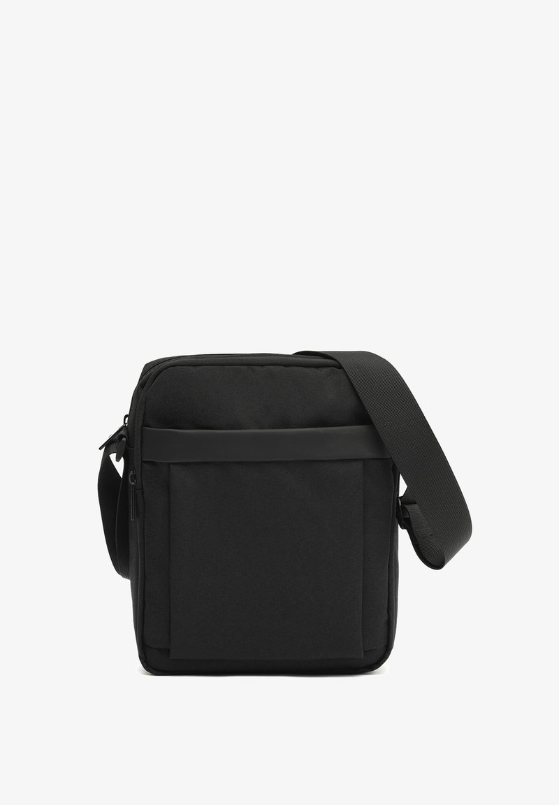 Borsa a tracolla nera realizzata in tessuto resistente, con chiusura a zip, tracolla regolabile e tasca frontale dal design piatto.