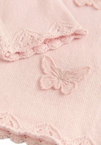 Tessuto lavorato a maglia rosa con una rifinitura in pizzo e un ricamo a forma di farfalla in rilievo. Il materiale appare morbido e delicato.
