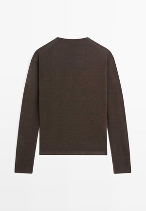 Donkerbruine lichtgewicht trui met lange mouwen, ronde hals en geribde boorden, plat liggend van achteren op een witte achtergrond.