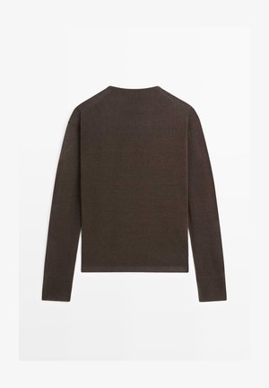 Mørkebrun letvægts langærmet sweater med rund halsudskæring og ribbede ærmegab, vist fladt bagfra på en hvid baggrund.