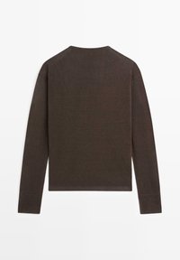Dunkelbrauner leichter Pullover mit langen Ärmeln, Rundhalsausschnitt und gerippten Bündchen, flach von hinten auf weißem Hintergrund dargestellt.
