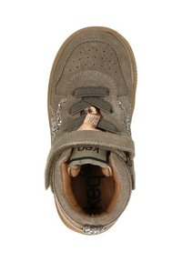 Bruine suède kindersneaker met klittenbandsluiting, stoffen veters, geperforeerde teen en glinsterende zilveren accenten aan de zijkant, gezien vanuit boven.