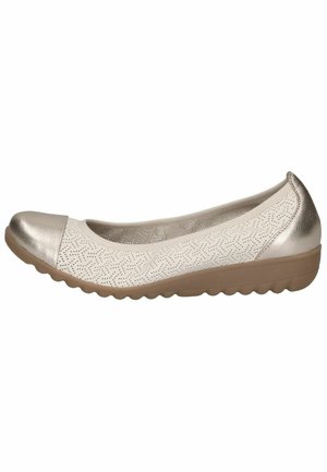 Zapato plano beige con puntera y contrafuerte metálicos, patrón superior perforado y suela de goma texturizada marrón claro.