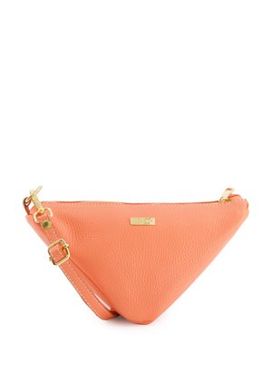 Pomarańczowa skórzana torebka typu crossbody w kształcie trójkąta z złotymi akcentami, regulowanym paskiem i zapięciem na zamek. Teksturowane wykończenie z wytłoczonym logo.