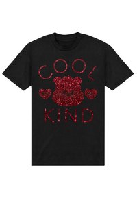 Černé bavlněné tričko s červeným třpytivým nápisem "COOL KIND" a designem medvěda se srdíčky, hladká textura, krátké rukávy a klasický výstřih.