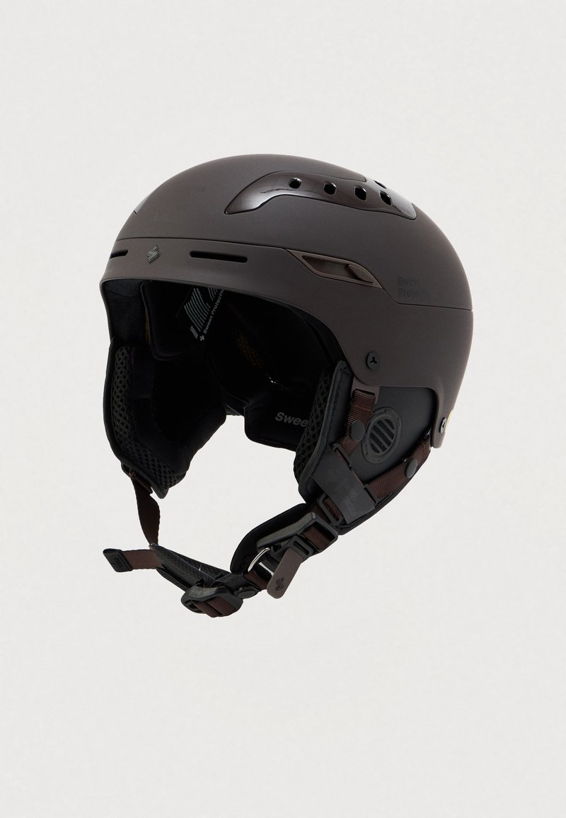 Brun snemandshjelm med ventilationshuller, justerbare stropper og blød indvendig foret. Har et slankt design og branding på siden.