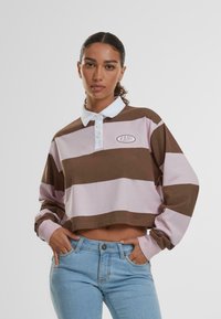 Brun og rosa stripete kort pullover med hvit krage og knappestolpe, med et brodert logo på venstre side.