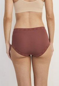 Bordeaux hoge taille slip met een bloemenkant tailleband. Glad materiaal met een aansluitend ontwerp en een volledige bedekking aan de achterkant.