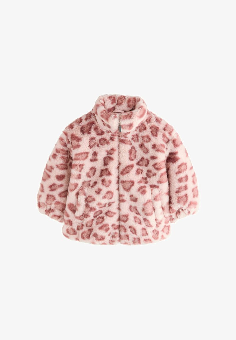 Ružičasta lažna krzna jakna s tamnoružičastim točkicama leoparda, visokim ovratnikom, prednjim patentnim zatvaračem i bočnim džepovima, prikazana na bijeloj pozadini.