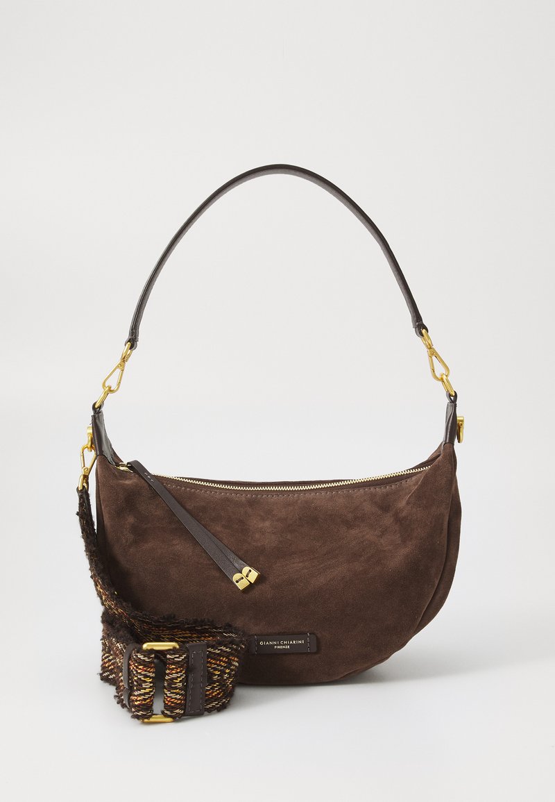 Borsa hobo in suede marrone con forma curva, accessori in oro e una tracolla intrecciata testurizzata. Presenta una chiusura con zip e un dettaglio del logo.