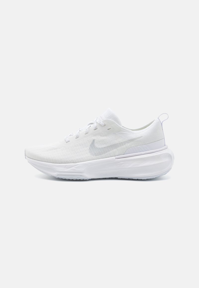 Baskets de course Nike à tige basse en tricot blanc avec une semelle épaisse et rembourrée, et un logo swoosh translucide sur le côté, présentées de profil.