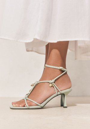 Next, REGULAR FIT - FOREVER COMFORT® SQUARE TOE STRAPPY CHARM HEELS  . - Sandali - green