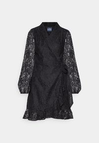 Robe portefeuille en dentelle noire avec manches longues transparentes, col en V, ourlet volanté et fermeture à nouer sur le côté.