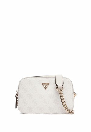 Sac bandoulière blanc Guess avec motif logo subtil, bandoulière en chaîne dorée et plaque logo triangulaire en métal sur le devant.