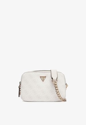 Sac bandoulière blanc Guess avec motif logo subtil, bandoulière en chaîne dorée et plaque logo triangulaire en métal sur le devant.