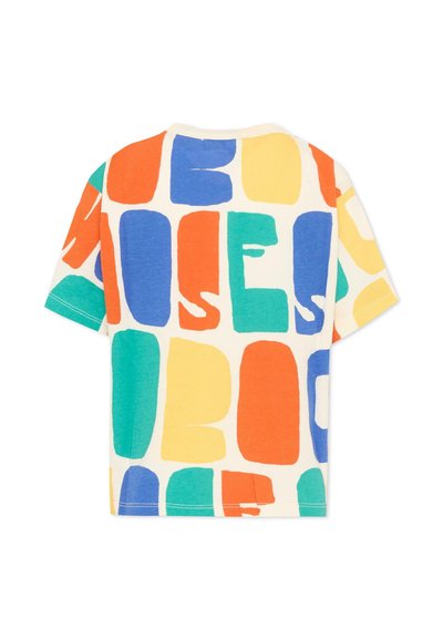 T-shirt à manches courtes avec des blocs abstraits colorés en bleu, orange, jaune et vert formant des lettres éparses sur un fond écru.