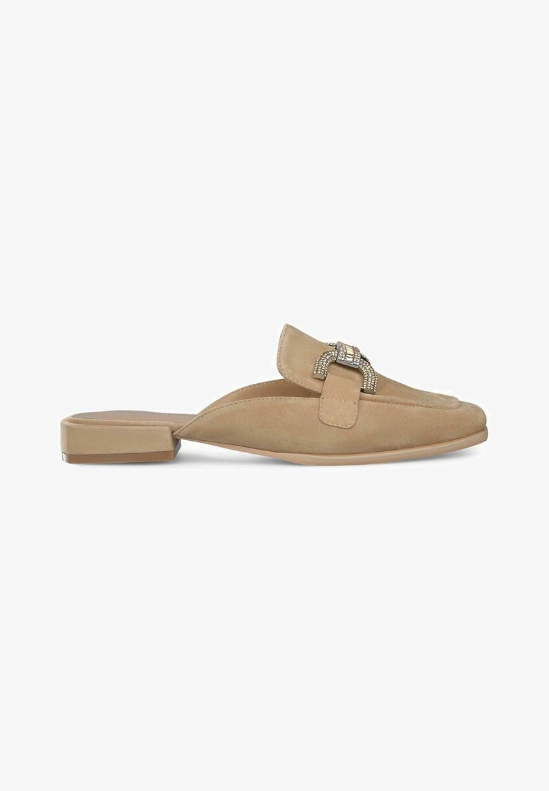 Mocassin en daim beige sans talon, avec un petit talon et une boucle décorative ornée de strass sur le dessus, montré de profil.