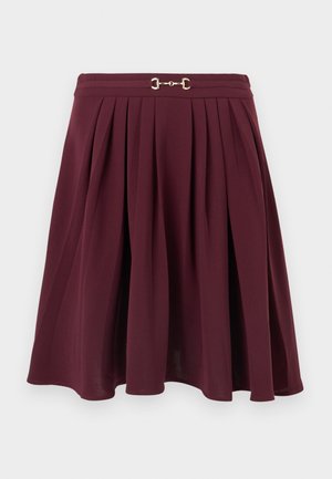 Μπορντό πλισέ φούστα σε γραμμή Α με χρυσή μεταλλική λεπτομέρεια με μοτίβο αλόγου στη μέση, εμφανιζόμενη σε απλό ανοιχτό φόντο.