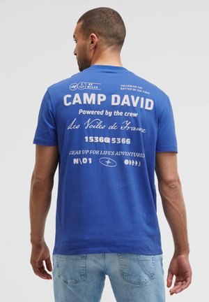 Camp David, CAMP DAVID T-SHIRT RELAXED FIT MIT RÜCKENPRINT - T-Shirt print - signal blue