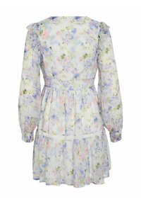 Rochie cu imprimeu floral, cu mâneci lungi, umeri cu volane, detalii din dantelă la mâneci și talie, și fustă stratificată în culori pastelate.