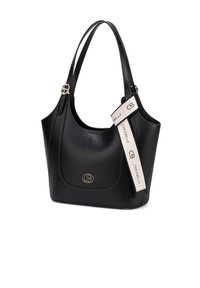 Borsa a mano in pelle nera con forma strutturata, dotata di un logo dorato sul davanti e una tracolla in tessuto rimovibile con marchio.