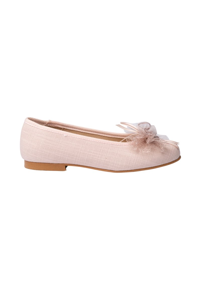Bailarinas de color rosa claro hechas de tela texturizada, con un pequeño acento floral y puntera redondeada. Tienen una suela plana beige.