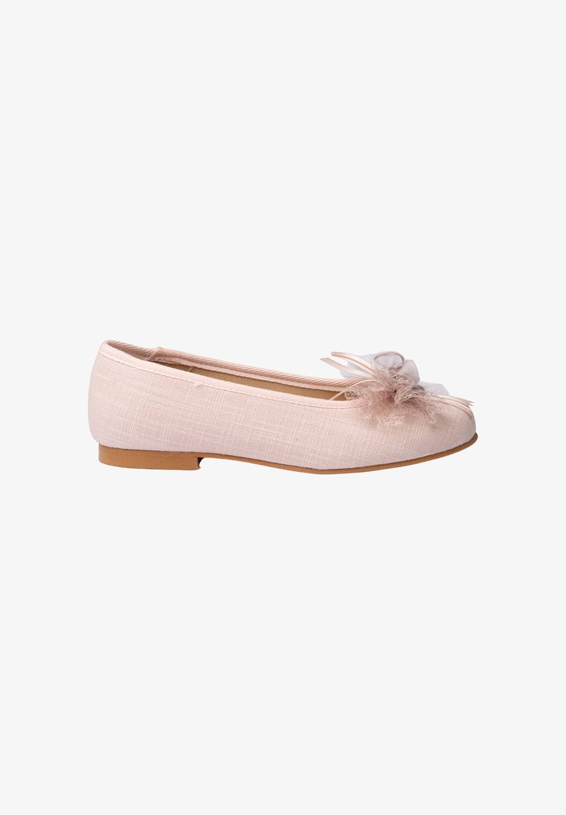 Bailarinas de color rosa claro hechas de tela texturizada, con un pequeño acento floral y puntera redondeada. Tienen una suela plana beige.